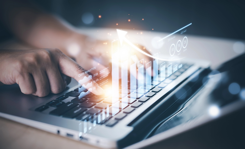 El equipo directivo de una PYME trabajando en conjunto para definir la estrategia digital de la empresa.