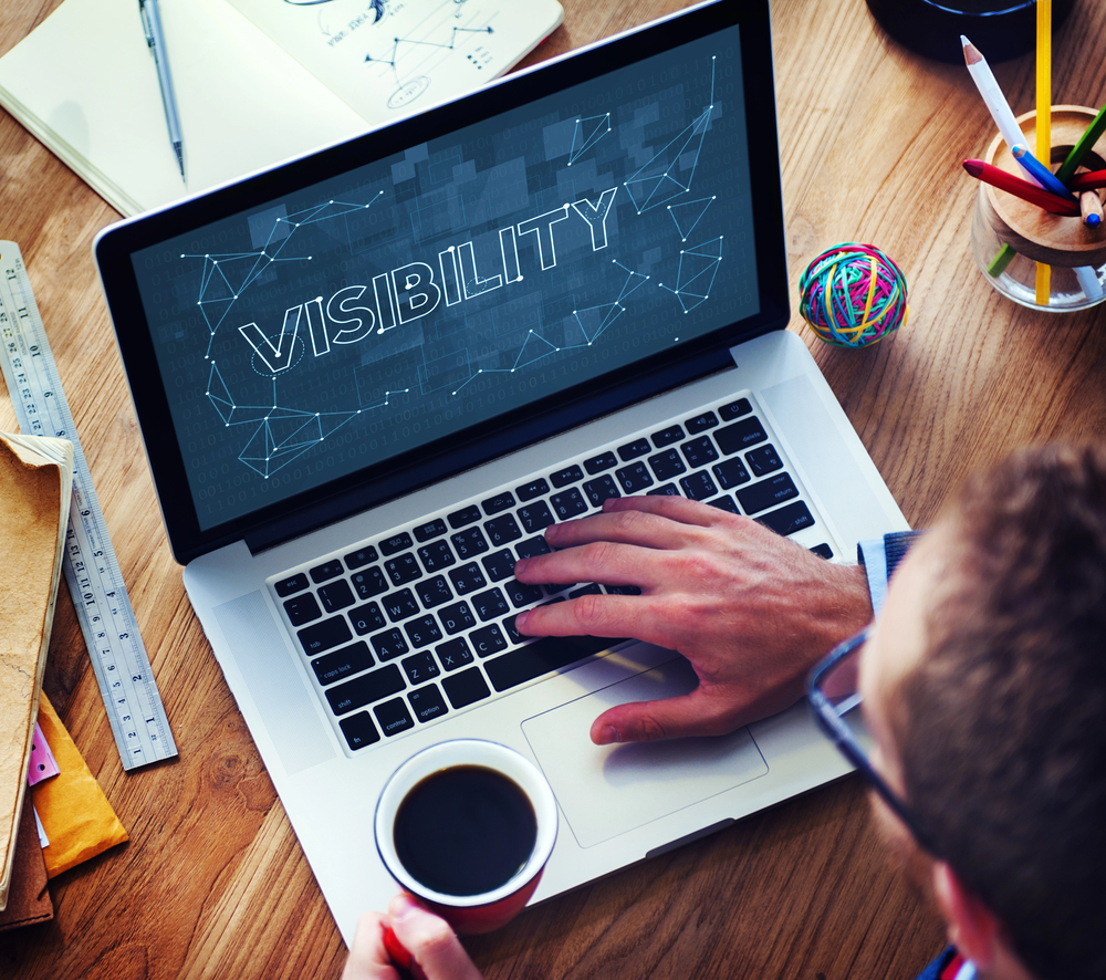 El equipo directivo de una PYME trabajando en conjunto para definir la estrategia digital de la empresa.